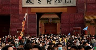 Chinese tourists out in force as virus fears recede
