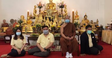 นายมังกร ประทุมแก้ว กงสุลใหญ่ ณ นครลอสแอนเจลิส พร้อมข้าราชการฯ ได้เข้ากราบนมัสการพระมหาอภัย เจ้าอาวาสวัดป่าพุทธยานันทาราม เมืองลาสเวกัส