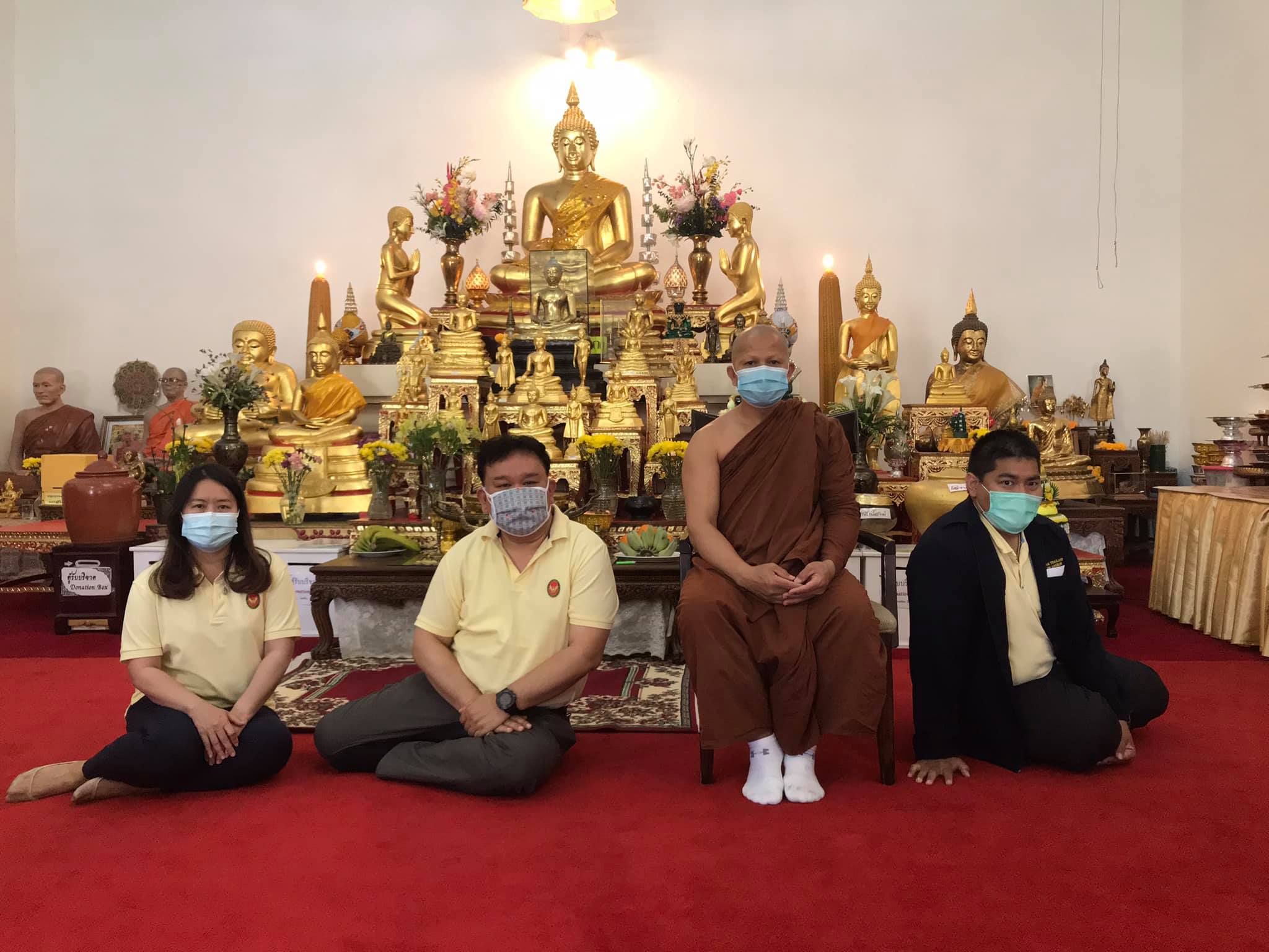นายมังกร ประทุมแก้ว กงสุลใหญ่ ณ นครลอสแอนเจลิส พร้อมข้าราชการฯ ได้เข้ากราบนมัสการพระมหาอภัย เจ้าอาวาสวัดป่าพุทธยานันทาราม เมืองลาสเวกัส