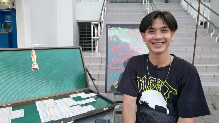 ดังชั่วข้ามคืน พ่อค้าลอตเตอรี่วัย 18 ทั้งหล่อและขยัน ลูกค้าสาวๆ แห่อุดหนุนเกลี้ยงแผง