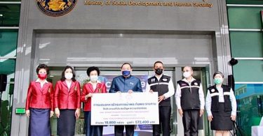 สมาคมสภาสังคมสงเคราะห์ฯ ร่วมกับ พม. และมูลนิธิมิราเคิลฯ จัดโครงการ น้ำพระทัยพระราชทาน ทำอาหารเลี้ยงประชาชน ที่เดือดร้อน
