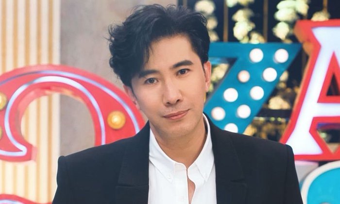 “หนุ่ม กรรชัย” กักตัววันแรก! อัปเดตอาการ ตื่นมาปวดหัว เจ็บคอ น้ำมูกไหล หวังว่าจะไม่ติด
