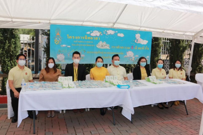 กงสุลใหญ่ฯ พร้อมด้วยภริยาและข้าราชการจัดกิจกรรมบำเพ็ญสาธารณประโยชน์ เพื่อถวายเป็นพระราชกุศล ณ วัดสุทธาวาส เมืองริเวอร์ไซด์ มลรัฐแคลิฟอร์เนีย