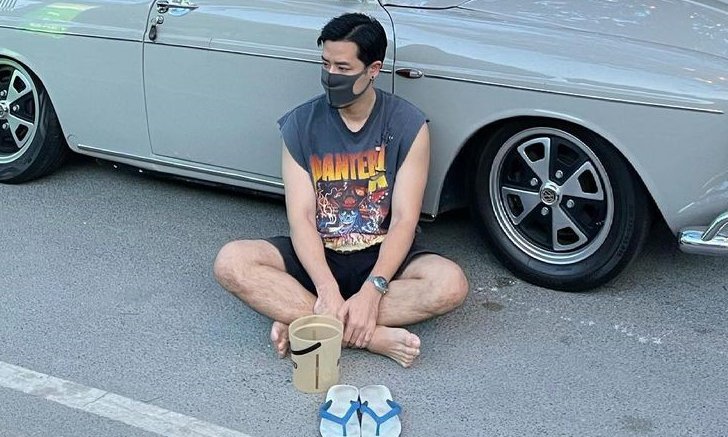 “เชน ณัฐวัฒน์” อยากจะพูดว่า ออกไป! โพสต์ภาพนั่งขอทานหน้าร้าน วันนี้สู้ไม่ไหวแล้วจริงๆ