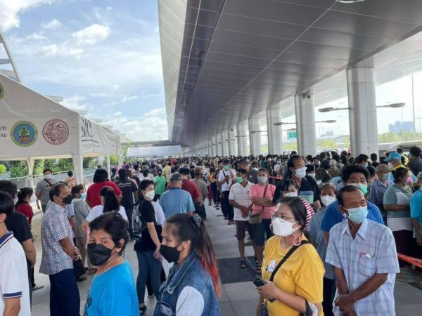 People pack Bang Sue Grand Station to get inoculated on final day of the walk-in service