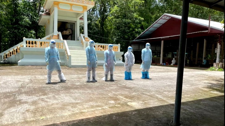 สะเทือนใจ ครอบครัวติดโควิด สวมชุด PPE ขับรถกลับบ้านเกิด สามีสิ้นใจก่อนถึง รพ.
