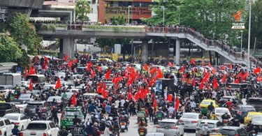 Bangkok protesters head from Democracy Monument to PM’s residence
