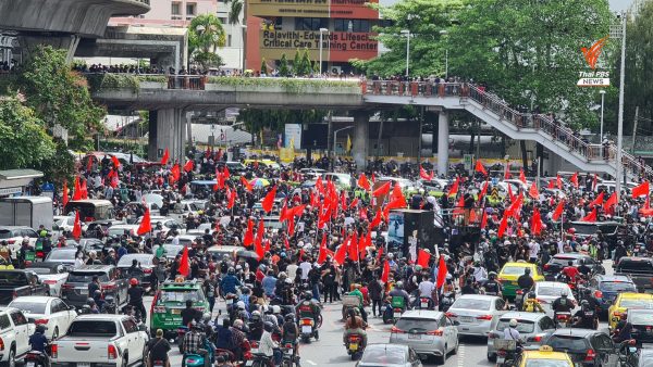 Bangkok protesters head from Democracy Monument to PM’s residence