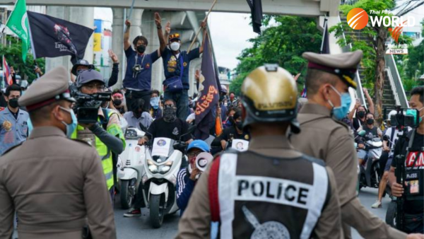 Defiant protesters ignore promise of peaceful rally, clash with police at Din Daeng intersection