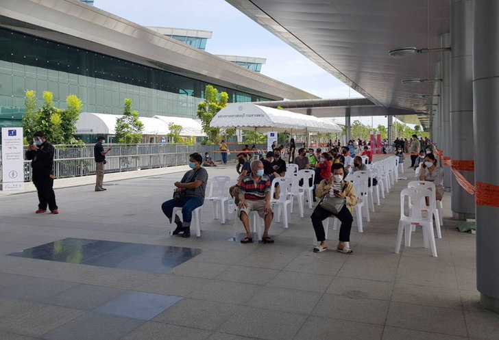 ศูนย์ฉีดวัคซีนกลางบางซื่อ โล่งเลย! หลังงดวอล์กอินวันแรก ลดความแออัด
