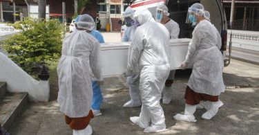 สัปเหร่อถูกกักตัว เจ้าอาวาสสวดชุด PPE แบกโลงเอง พร้อมรับหน้าที่เผาศพโควิดแทน
