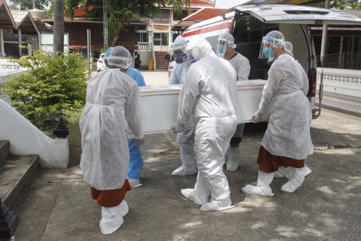 สัปเหร่อถูกกักตัว เจ้าอาวาสสวดชุด PPE แบกโลงเอง พร้อมรับหน้าที่เผาศพโควิดแทน