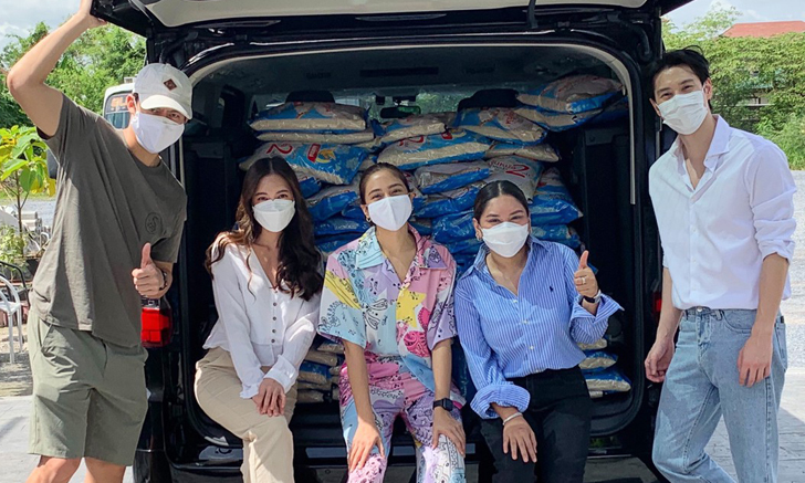 “หมาก-บัว” แท็กทีม “พรีม-ไบร์ท” ส่งต่อ “ข้าวสารอุ่นรัก” ให้ 3 ชุมชน สู้วิกฤตโควิด