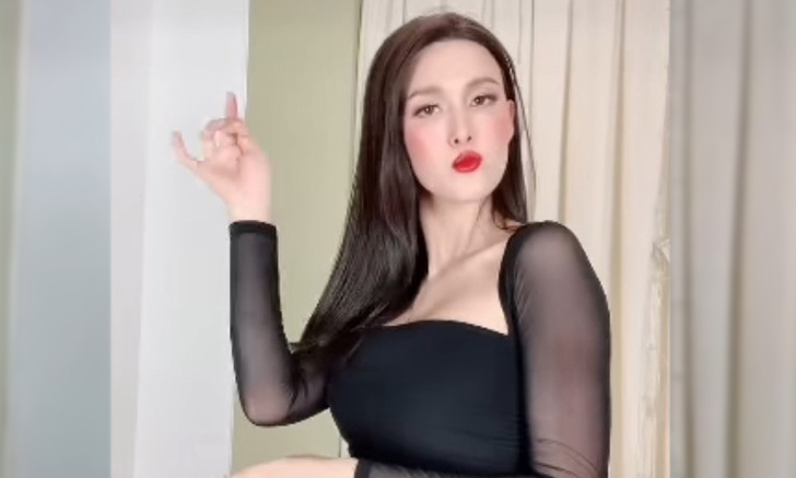 “แจ็คกี้ ชาเคอลีน” ตามเทรนด์ รักควรมี 2 คน สวม 2 บทบาทสวยฟาดแต่ทำไมดูแล้วฮา