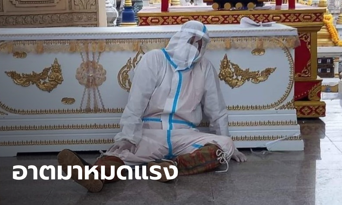 พระรับหน้าที่สัปเหร่อ สวมชุด PPE นั่งหมดแรงพิงโลง เผาศพโควิดมาราธอน 9 ศพ