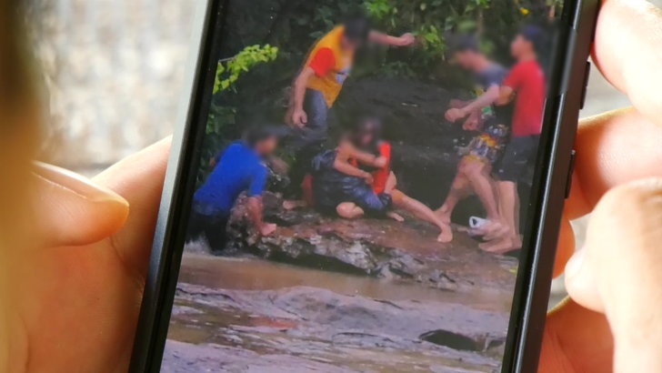 สุดเถื่อน วัยรุ่น 3 รุม 1 กระทืบกลางน้ำตก เด็กสาวกรีดร้องลั่นกอดปกป้องคนเจ็บ