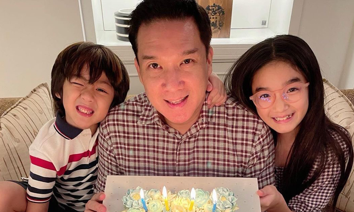 “แม่กบ” นำทีม “ณดา-ณดล” เซอร์ไพรส์วันเกิด “พ่อบรู๊ค” อายุ 50 แด๊ดดี้หล่อไม่เปลี่ยน