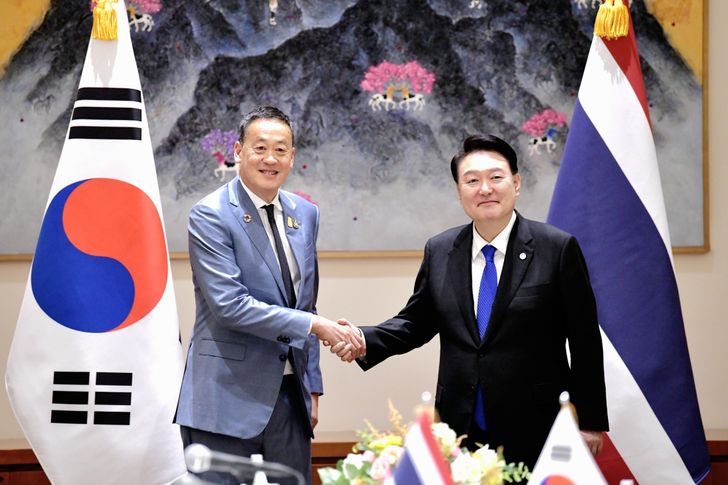 นายเศรษฐา ทวีสิน นายกรัฐมนตรีและ รมว. คลัง จับมือนายยุน ซอก-ยอล ประธานาธิบดีเกาหลีใต้ ระหว่างการพบปะในนครนิวยอร์ก ของสหรัฐ เมื่อวันที่ 20 ก.ย. 2566